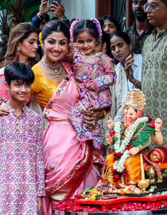 बॉलिवूडमधील अनेक कलाकारांच्या घरी बाप्पाचे आगमन होते.