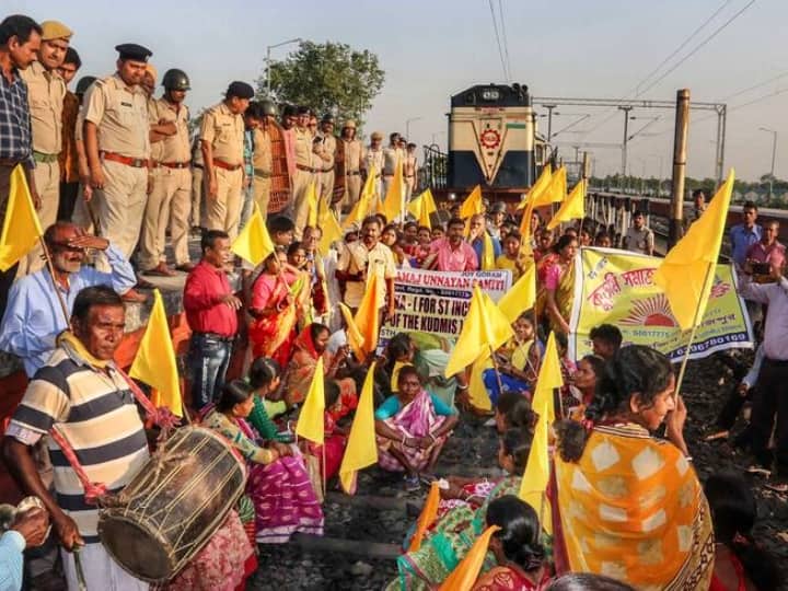 अधिकारियों ने एहतियात के तौर पर झारखंड और ओडिशा में क्रमश: दक्षिण पूर्व रेलवे (एसईआर) और पूर्वी तटीय रेलवे (ईसीओआर) के अंतर्गत मंगलवार को कम से कम 11 ट्रेन को रद्द कर दिया था और 12 अन्य का मार्ग बदल दिया था.