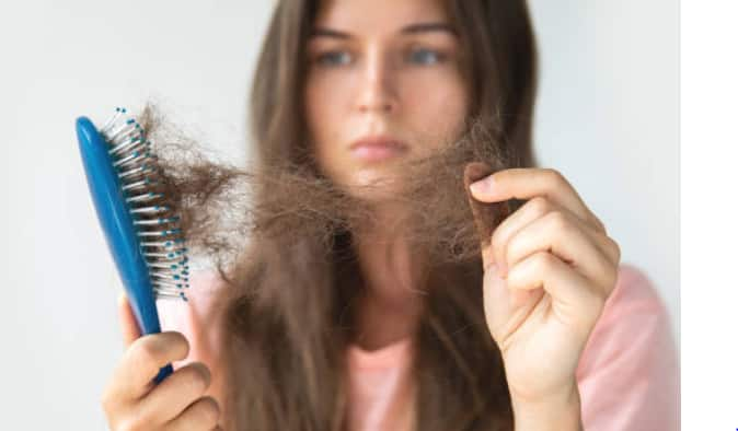 Hair Care Tips : प्रसूतीनंतर महिलांच्या शरीरात अनेक बदल होत असतात. त्यात केस गळण्याची समस्या मोठ्या प्रमाणात पाहायला मिळते. तज्ज्ञांच्या मते , अंदाजे एका दिवसात महिलेचे 80-100 केस गळतात.