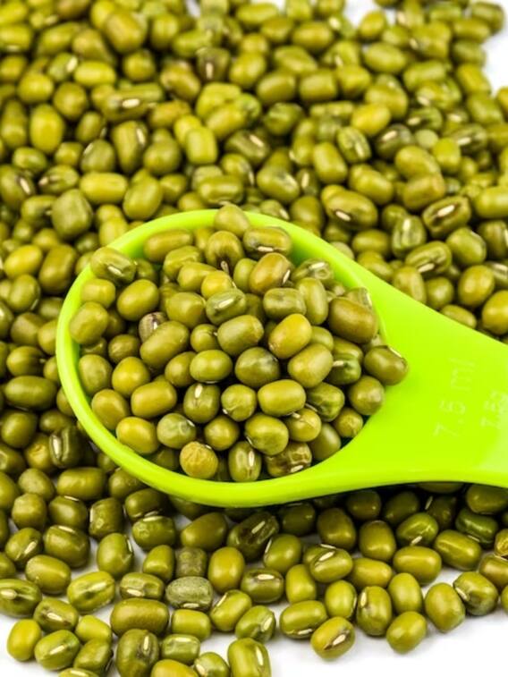 रात भर के भिंगे हुए हरे मूंग के है ये अनोखे फायदे