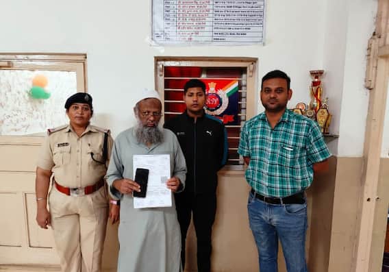 Nashik News : नाशिकमध्ये रेल्वे ई-तिकीटांचा काळाबाजार, सणासुदीच्या काळात प्रवाशांची लूटमार, आरपीएफकडून कारवाई Nashik News : नाशिकमध्ये रेल्वे ई-तिकीटांचा काळाबाजार, सणासुदीच्या काळात प्रवाशांची लूटमार, आरपीएफकडून कारवाई