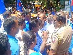 அருந்ததியர் மக்களுக்கு வீட்டுமனைகளை அளவீடு செய்து கொடுங்கள்; தருமபுரி ஆட்சியர் அலுவலகத்தில் குவிந்த 300 பேர்