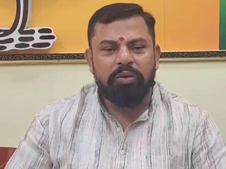 Hindu Dharma Row Hyderabad BJP Expelled MLA T Raja Singh Attacks On SP Leader Swami Prasad Maurya ANN Hindu Dharma Controversy: हैदराबाद के विधायक राजा सिंह ने स्वामी प्रसाद मौर्य को बताया 'पागल', CM योगी से की ये मांग