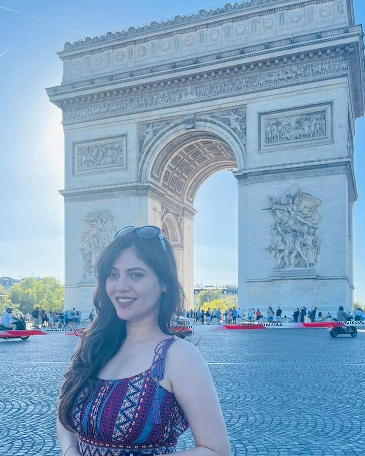 துள்ளுவதோ இளமை, விசில் உள்ளிட்ட படங்களில் நடித்து பிரபலமான ஷெரினுக்கு பிக்பாஸ் நிகழ்ச்சி கம்-பேக்காக அமைந்தது.