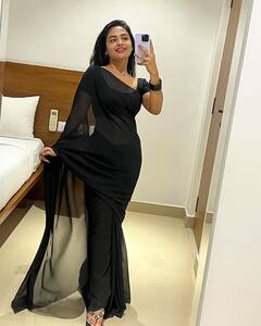 బ్లాక్ శారీలో హారిక సెల్ఫీ - ఫోటోలు వైరల్!