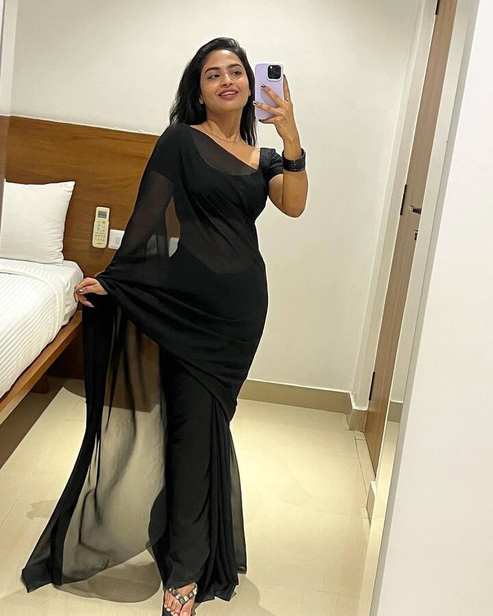 'దేత్తడి' అనే యూట్యూబ్ ఛానల్ తో సోషల్ మీడియాలో పాపులర్ అయింది హారిక. షార్ట్ ఫిలిమ్స్ కామెడీ వీడియోలు చేస్తూ యూత్ లో ఎంతో మంచి క్రేజ్ తెచ్చుకుంది.