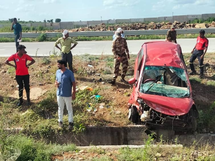 Maharashtra Washim Samruddhi Mahamarg Accident due to loss of control of car while avoiding animal Marathi News समृद्धीवर भीषण अपघात; गौरी-गणपतीसाठी अमरावतीला जाणाऱ्या कुटुंबावर काळाचा घाला, एकाचा मृत्यू तर तीन जण गंभीर जखमी