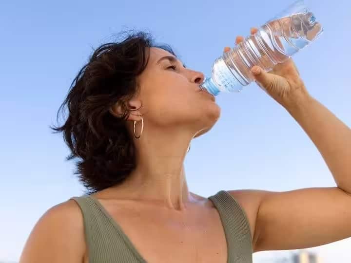 Does drinking more water keep cholesterol under control  Know what advice the experts gave for heart health Health: શું વધુ પાણી પીવાથી કોલેસ્ટ્રોલ નિયંત્રિત રહે છે? જાણો એક્સ્પર્ટે હાર્ટના હેલ્થ માટે શું આપી સલાહ
