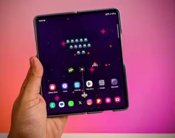 Samsung Galaxy Z Fold 5: ਇਸ ਫੋਨ ਦੀ ਕੀਮਤ 1,64,999 ਰੁਪਏ ਹੈ। ਇਹ ਸਮਾਰਟਫੋਨ Snapdragon 8 Gen 2 SoC, 7.6-ਇੰਚ ਮੇਨ ਡਿਸਪਲੇ, 6.2-ਇੰਚ ਕਵਰ ਡਿਸਪਲੇਅ ਅਤੇ 4400mAh ਬੈਟਰੀ ਦੇ ਨਾਲ ਆਉਂਦਾ ਹੈ। ਤੁਸੀਂ ਮੋਬਾਈਲ ਫੋਨ ਨੂੰ ਨੀਲੇ, ਕਾਲੇ ਅਤੇ ਕਰੀਮ ਰੰਗਾਂ ਵਿੱਚ ਖਰੀਦ ਸਕਦੇ ਹੋ।