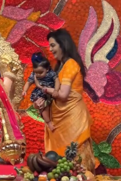 Ganesh chaturthi 2023: गणेश पूजा में नातिन को गोद में लिए नजए आईं Nita Ambani, ब्लू लहंगे में बेहद क्यूट दिखीं Isha की नन्ही परी