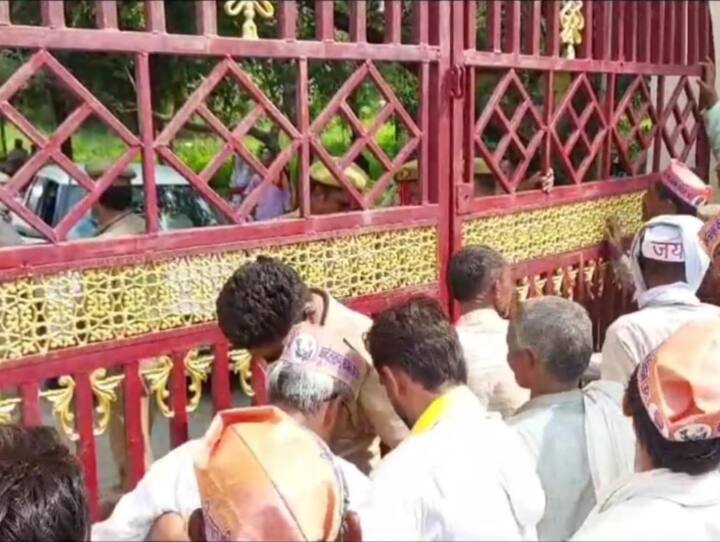 Mahoba farmers sitting on dharna for 42 days siege of collectorate and protest over 5 demands ANN UP News: महोबा में 42 दिनों से धरने पर बैठे सैकड़ों किसानों का टूटा सब्र, कलेक्ट्रेट पर किया हल्ला बोल प्रदर्शन