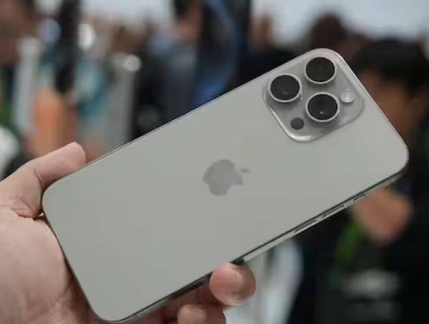 ਆਈਫੋਨ 15 ਸੀਰੀਜ਼ ਦੇ ਤਹਿਤ ਪ੍ਰੋ ਮਾਡਲਾਂ ਦੀ ਮੰਗ ਇਸ ਵਾਰ ਇੰਨੀ ਜ਼ਿਆਦਾ ਹੈ ਕਿ ਕਈ ਦੇਸ਼ਾਂ 'ਚ ਇਨ੍ਹਾਂ ਦੀ ਡਿਲੀਵਰੀ ਨਵੰਬਰ ਤੱਕ ਹੋ ਗਈ ਹੈ। ਤਿਉਹਾਰੀ ਸੀਜ਼ਨ ਕਾਰਨ ਆਉਣ ਵਾਲੇ ਸਮੇਂ 'ਚ ਮੰਗ ਹੋਰ ਵਧੇਗੀ ਅਤੇ ਉਡੀਕ ਹੋਰ ਲੰਬੀ ਹੋਵੇਗੀ। ਖਾਸ ਤੌਰ 'ਤੇ ਆਈਫੋਨ 15 ਦੇ ਪ੍ਰੋ ਮੈਕਸ ਟਾਈਟੇਨੀਅਮ ਨੈਚੁਰਲ ਵੇਰੀਐਂਟ ਦੀ ਦੁਨੀਆ ਭਰ 'ਚ ਮੰਗ ਜ਼ਿਆਦਾ ਹੈ।