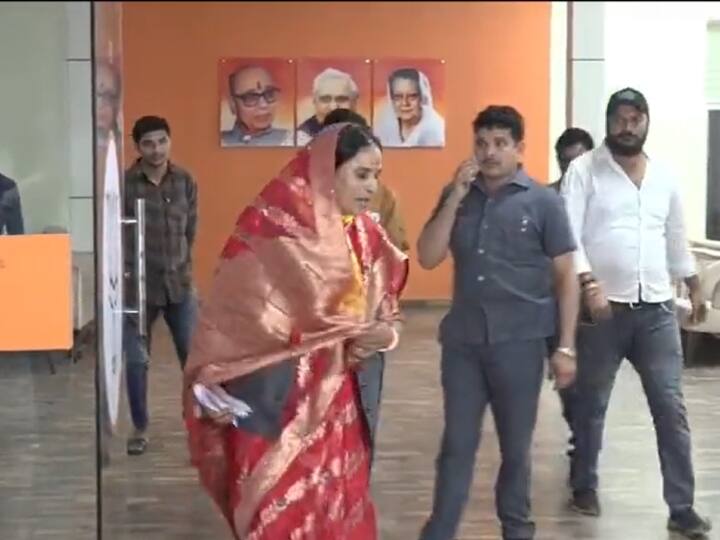 Mamta Meena Viral Video of Bowing down to BJP Office After Resignation May join AAP before MP Election 2023  Watch: पूर्व विधायक ममता मीणा ने खास अंदाज में BJP को कहा अलविदा, इस्तीफा देने के बाद ऐसे छोड़ा कार्यालय