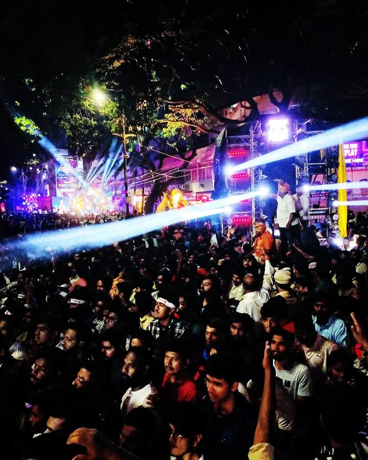 कान गच्च करत डाॅल्बीच्या दणदणाटात आणि आकर्षक विद्युत रोषणाईत राजारामपुरीतील गणेश आगमन मिरवणूक पार पडली.