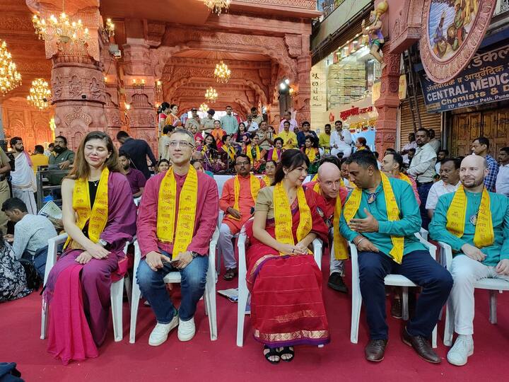 दगडूशेठ हलवाई मंदिरासमोर हाच सगळा अनुभव घेण्यासाठी परदेशी पाहुण्यानी हजेरी लावली होती.