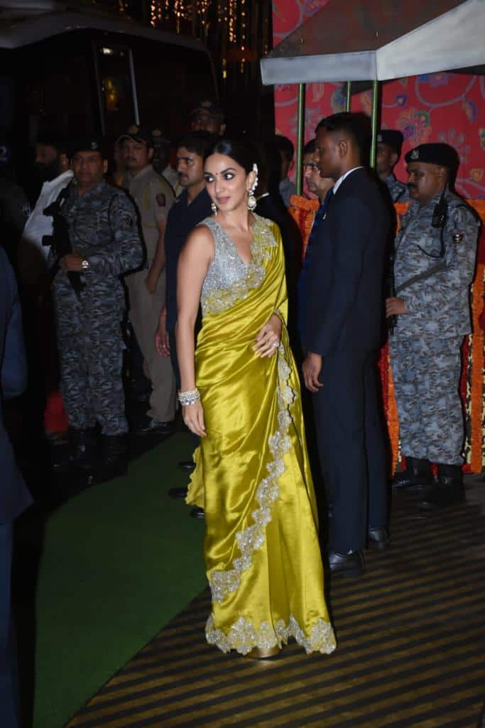 इस दौरान उन्होंने कियारा ने डयंती रेड्डी के कलेक्शन की सिल्क की जरी की कढ़ाई वाली साड़ी पहनी थी. जिसकी कीमत 1, 84,900 रुपए थी.