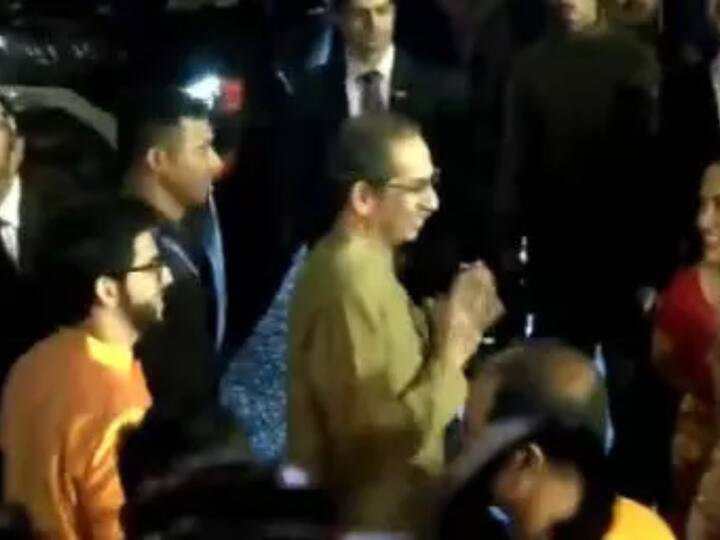 उद्धव ठाकरे आणि आदित्य ठाकरे यांनीही अँटेलियामध्ये विराजमान गणपतीबाप्पाचं दर्शन घेतलं.