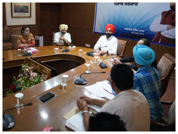 Punjab News Contract employees of Punjab Roadways and PRTC end their strike after meeting the Transport Minister, promise of salary increase Punjab: पंजाब रोडवेज के संविदा कर्मचारियों ने खत्म की हड़ताल, मंत्री ने दिया वेतन बढ़ोतरी का आश्वासन