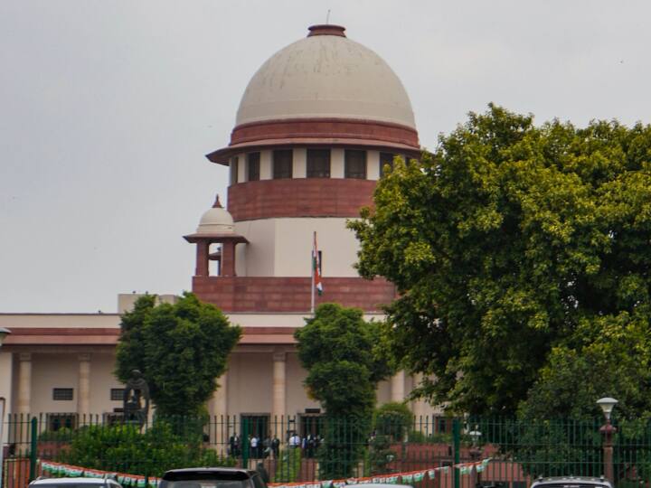 सांसद या विधायक वोटिंग के लिए रिश्वत लें तो क्या तब भी नहीं चलेगा मुकदमा? SC ने संविधान पीठ को सौंपा मामला