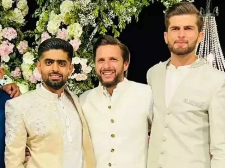 शाहीन शाह अफरीदी की शादी के इस ग्रैंड रिसेप्शन पार्टी में पाकिस्तानी टीम के मौजूदा कप्तान बाबर आजम भी पहुंचे. इसी के साथ दोनों के बीच सामने आ रही अनबन की खबरों पर भी विराम लग गया.