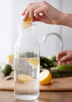 Detox Water: ਇਨ੍ਹਾਂ ਚੀਜ਼ਾਂ ਨੂੰ ਮਿਲਾ ਕੇ ਬਣਾਓ 'ਡੀਟੌਕਸ ਵਾਟਰ' ਤੇ ਦੂਰ ਕਰੋ ਝੁਰੜੀਆਂ ਤੇ ਫਾਈਨ ਲਾਈਨਸ ਨੂੰ