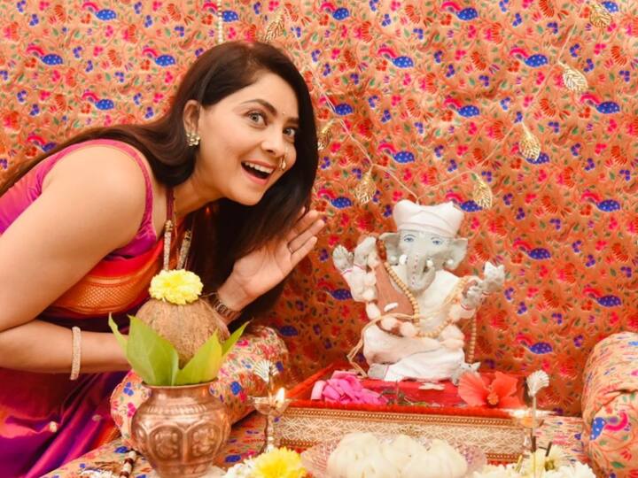 अभिनेत्री सोनाली कुलकर्णीच्या घरी गणरायाचं आगमन झालं आहे.