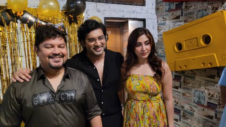 আপাতত তাঁর জন্মদিনের ছবি ভাইরাল হয়েছে নেট দুনিয়ায়।