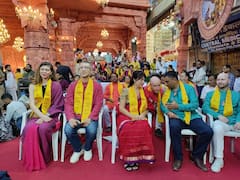 Pune Ganeshotsav 2023 : श्रीमंत दगडूशेठ हलवाई मंदिरासमोर अथर्वशीर्ष पठणात परदेशी पाहुणे तल्लीन