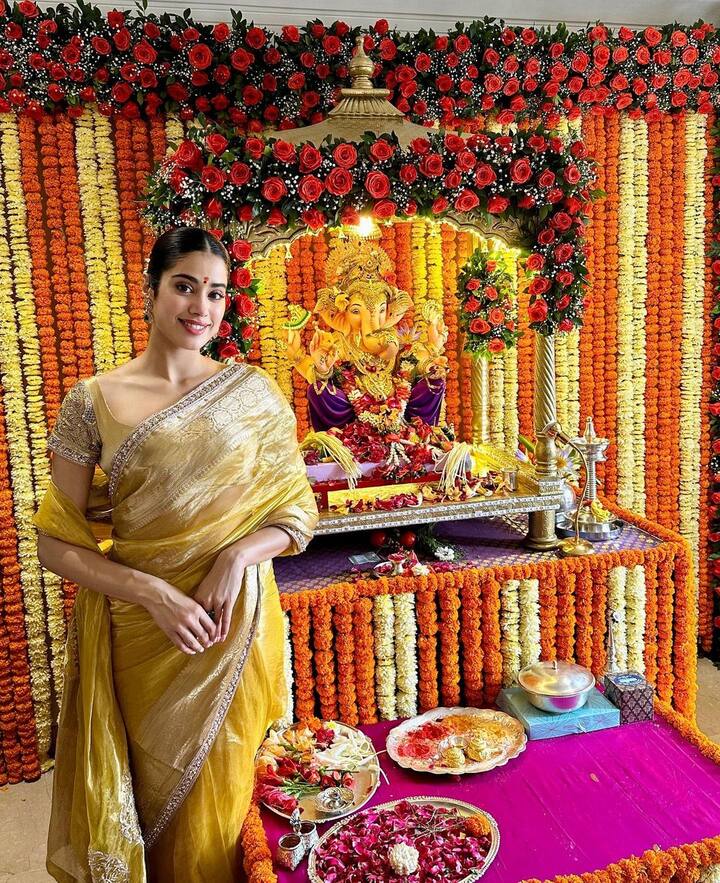 આ ઉપરાંત ગણેશ ચતુર્થીના અવસર પર અભિનેત્રી જાહ્નવી કપૂર ફેમસ ફેશન ડિઝાઈનર મનીષ મલ્હોત્રાના ઘરે પહોંચી હતી. આ દરમિયાન જ્હાન્વી કપૂર ગોલ્ડન કલરની સાડીમાં ખૂબ જ સુંદર લાગી રહી હતી