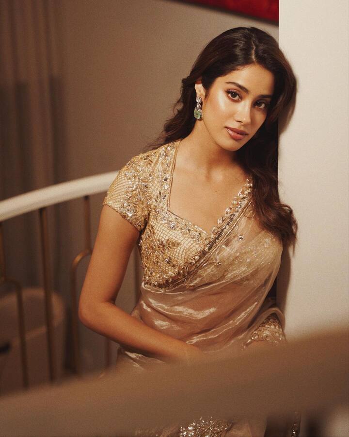 జూనియర్ ఎన్టీఆర్ సరసన దేవర సినిమాతో టాలీవుడ్ లోకి ఎంట్రీ ఇస్తోంది. Image credit: Janhvi Kapoor/Instagram