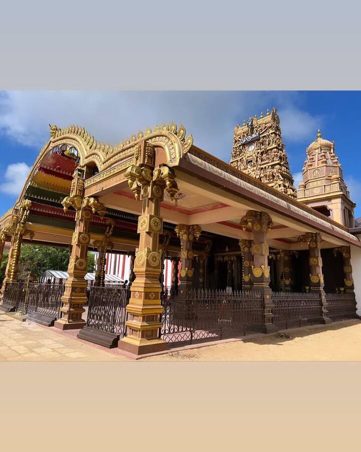 “ஜஃப்னாவில் (யாழ்ப்பாணம்) இருக்கும் அழகான நல்லூர் கந்தசுவாமி கோயில்” என்ற கேப்ஷனை பதிவிட்டுள்ளார் ஆண்ட்ரியா
