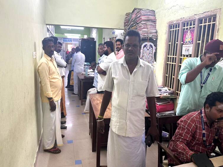 Mayiladuthurai sirkali tneb People Grievance Meeting issue TNN கால் கடுக்க காத்திருந்த மக்கள் - சீர்காழி மின் வாரியத்தின் அலட்சிய போக்கால் அதிருப்தி