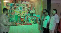 भिवंडीतील मानसरोवर सोसायटीमध्ये पुस्तक गणरायाची प्राणप्रतिष्ठा, वाचनाची आवड निर्माण व्हावी या हेतूनं विविध पुस्तकांची आरास