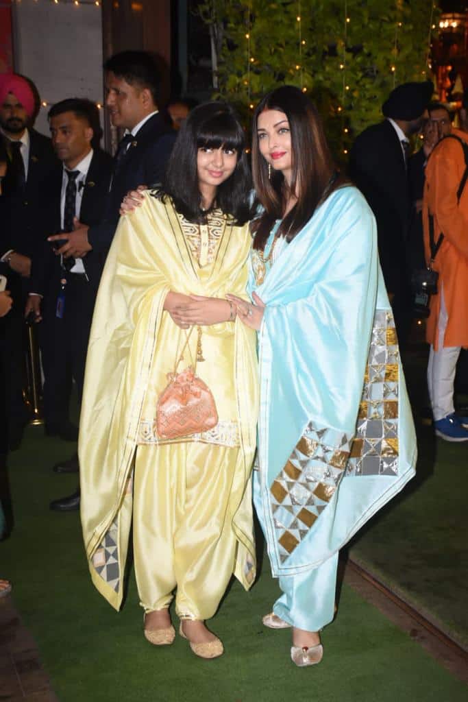 ऐश्वर्या राय ने जहां ब्लू सूट पहना था. वहीं आराध्या ने भी अपनी मां से ट्विनिंग करते येलो पटियाला सूट पहना था.