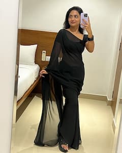 బ్లాక్ శారీలో హారిక సెల్ఫీ - ఫోటోలు వైరల్!