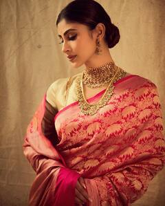 Mouni Roy Photos : மகாலட்சுமி போல் காட்சியளிக்கும் நாகினி நடிகை மெளனி ராய்!