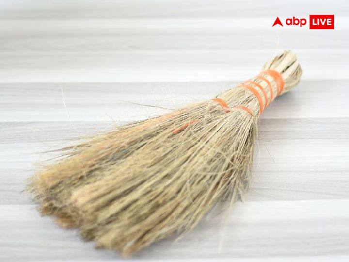 झाड़ू: अगर आप नई या पुरानी किसी भी तरह के झाड़ू का दान करते हैं तो इससे आर्थिक तंगी का सामना करना पड़ सकता है. झाड़ू को मां लक्ष्मी का प्रतीक माना जाता है. ऐसे में झाड़ू का दान करने से मां लक्ष्मी नाराज हो जाती है. इसलिए भूलकर भी झाड़ू का दान करने से बचें.