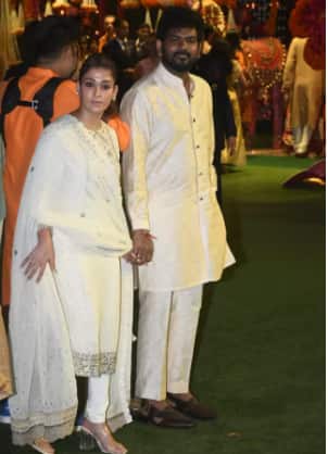 दाक्षिणात्य मनोरंजनसृष्टीतील लोकप्रिय अभिनेत्री नयनतारादेखील पतीसह बाप्पाच्या दर्शनाला आली होती.