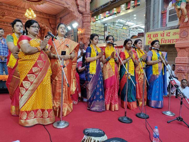 ॐ नमस्ते गणपतये.. त्वमेव प्रत्यक्षं तत्त्वमसि.. त्वमेव केवलं कर्तासि.. असे 31 हजार महिलांच्या मुखातून अथर्वशीर्ष पठणाचे सामूहिक स्वर उमटले.