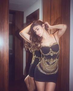 Photos: બ્લેક ગૉલ્ડન આઉટફિટમાં Mouni Royએ બતાવી બૉલ્ડ અદાઓ, હૉટનેસે લૂંટી મહેફિલ