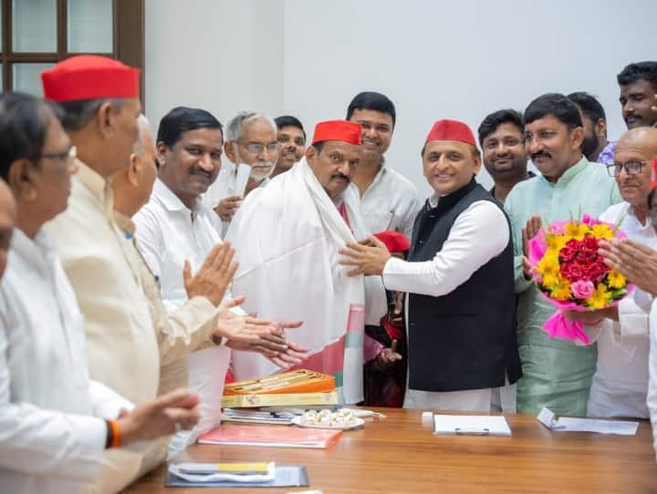 Akhilesh Yadav congratulated Sudhakar Singh for winning Ghosi bypoll attack BJP UP News: घोसी उपचुनाव के विजेता सुधाकर सिंह का अखिलेश यादव ने किया अभिनंदन, कहा- 'साइकिल चलती जायेगी'
