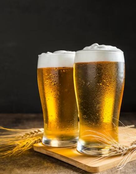 ਇਸ ਤੋਂ ਬਾਅਦ ਤੁਰੰਤ ਘਰ ਆ ਕੇ ਇਸ ਨੂੰ ਪੀਣ ਲੱਗਦੇ ਹਨ ਪਰ ਅਜਿਹਾ ਕਰਨਾ ਘਾਤਕ ਸਾਬਤ ਹੋ ਸਕਦਾ ਹੈ। ਇਹ ਬੀਅਰ ਤੁਹਾਡੀ ਪਾਰਟੀ ਨੂੰ ਪੂਰੀ ਤਰ੍ਹਾਂ ਨਾਲ ਖਰਾਬ ਕਰ ਸਕਦੀ ਹੈ। ਜੇਕਰ ਤੁਸੀਂ ਬੀਅਰ 'ਤੇ ਲਿਖੀ ਇੱਕ ਚੀਜ਼ ਨੂੰ ਚੰਗੀ ਤਰ੍ਹਾਂ ਨਹੀਂ ਦੇਖਦੇ ਤਾਂ ਇਹ ਛੋਟੀ ਜਿਹੀ ਗਲਤੀ ਤੁਹਾਨੂੰ ਮਹਿੰਗੀ ਪੈ ਸਕਦੀ ਹੈ।