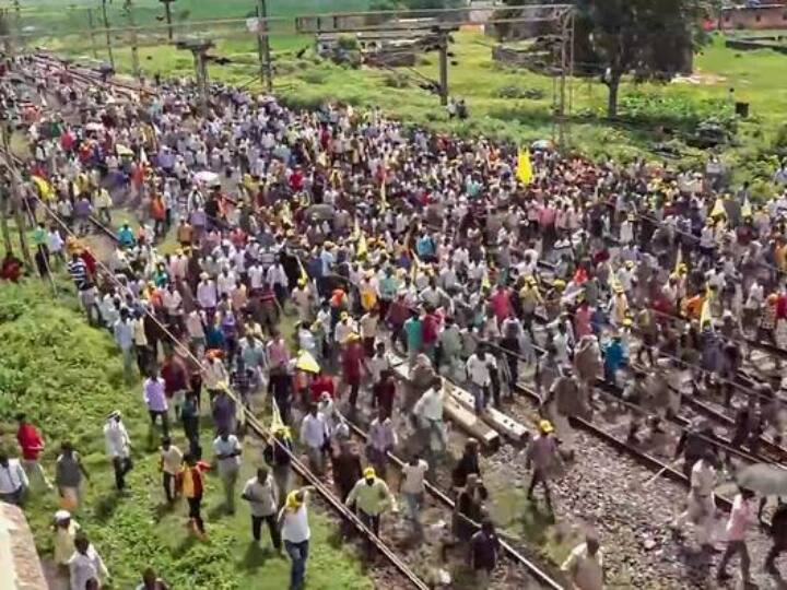 पश्चिम बंगाल, झारखंड और ओडिशा के कुछ हिस्सों में दक्षिण पूर्व रेलवे (SER) और पूर्वी तट रेलवे (ECOR) के क्षेत्राधिकार के तहत ट्रेन अपने निर्धारित मार्गों पर सामान्य रूप से चलेंगी, क्योंकि कुर्मी संगठनों ने बुधवार से प्रस्तावित अनिश्चितकालीन रेल रोको आंदोलन वापस ले लिया है.