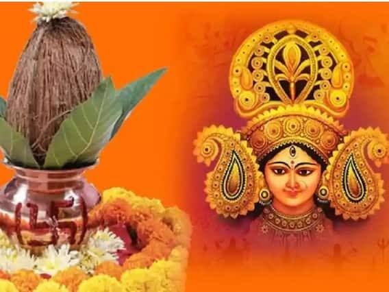 દુર્ગા સપ્તશતીના વર્ણન અનુસાર, દેવી દુર્ગાના પ્રસ્થાનનું વાહન, કુકડો કુદરતી આફતોનું પ્રતીક છે. નિષ્ણાતોના મતે, આનો અર્થ એ છે કે આપણે વર્તમાનમાંથી જ ભવિષ્યની કટોકટીઓ વિશે જાગૃત થવું જોઈએ.