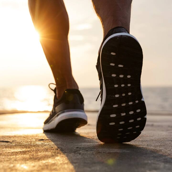 ધીમે ધીમે પગલાંની સંખ્યામાં વધારો-જો કે, પહેલા દિવસથી આટલા બધા પગથિયાં ચાલવાની જરૂર નથી. તમે સમય જતાં તમારા પગલાઓની સંખ્યા વધારી શકો છો. પહેલા એક અઠવાડિયા માટે દરરોજ 500 પગલાં ચાલવાનો પ્રયાસ કરો. પછી દર અઠવાડિયે 500 પગલાં લો અને આમ કરતી વખતે લક્ષ્ય સુધી પહોંચો. પબ્લિક હેલ્થ ફાઉન્ડેશન ઓફ ઈન્ડિયાના પ્રોફેસર ડૉ. કે શ્રીનાથ રેડ્ડીનું માનવું છે કે આ અભ્યાસ પુષ્ટિ કરે છે કે વધુ ચાલવું હૃદય અને રક્તવાહિનીઓને સ્વસ્થ રાખવા માટે ફાયદાકારક છે. વૃદ્ધ લોકોના સ્વાસ્થ્યને સારું રાખવામાં પણ તે ખૂબ જ મદદરૂપ સાબિત થઈ શકે છે.