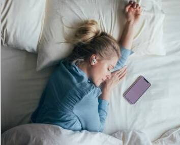 নাক ডাকা কমাতে ডাক্তারি পরামর্শের বিকল্প কিছু হতে পারে না। বিশেষত, যদি নাক ডাকার সঙ্গে প্রায়ই নিঃশ্বাস বন্ধ হয়ে ঘুম ভেঙে যাওয়ার মতো অভিজ্ঞতা হয়, তা হলে অবশ্যই চিকিৎসকের কাছে যাওয়া দরকার। এছাড়া, সাধারণ ভাবে, নাক ডাকা কমাতে কয়েকটা টিপস কাজে দিতে পারে।