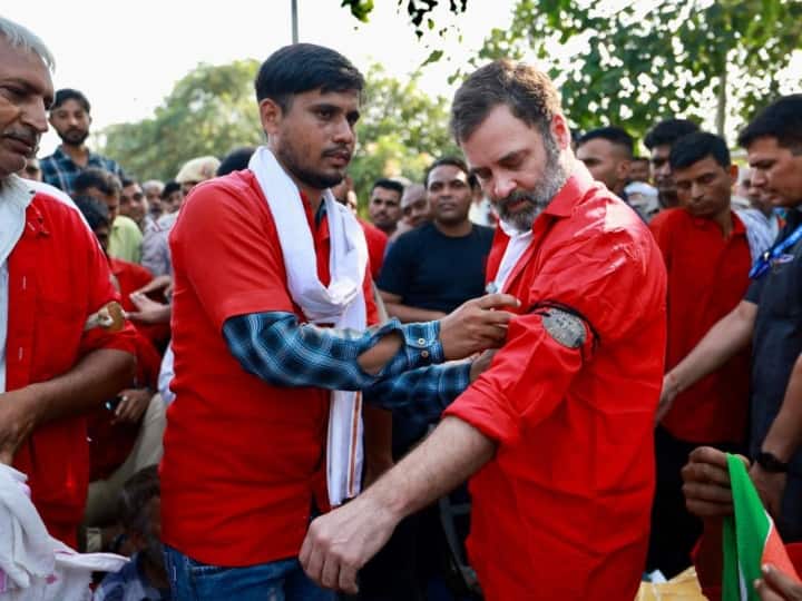 Watch: Rahul Gandhi became a porter... wearing a badge and red shirt, reached Anand Vihar railway station. Watch:  રાહુલ ગાંધી બન્યા કુલી... બેજ અને લાલ શર્ટ પહેરીને આનંદ વિહાર રેલવે સ્ટેશન પહોંચ્યા