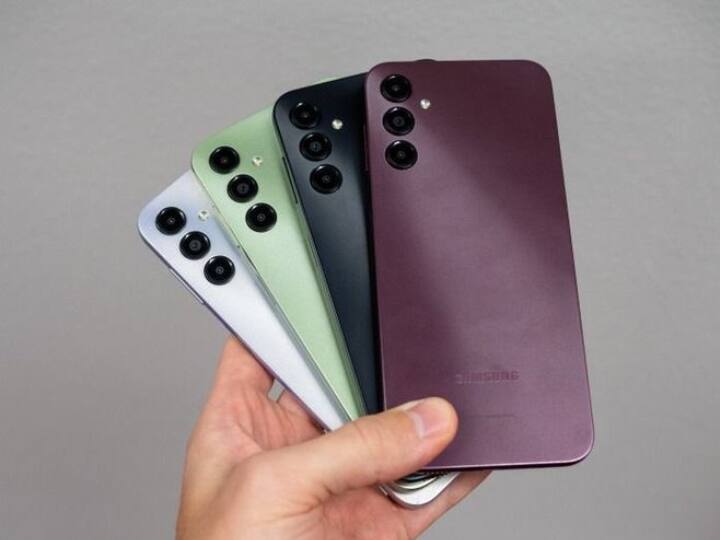 Samsung Galaxy M14 5G: इस फोन की कीमत 14,990 रुपये है. इसमें 6.6 इंच की एफएचडी प्लस पैनल 90hz के रिफ्रेश रेट के साथ, 6000 एमएएच की बैटरी और Exynos 1330 SoC का सपोर्ट मिलता है. फोटोग्राफी के लिए फोन में 50MP का कैमरा दिया गया है.