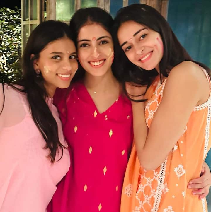 किसी एक तस्वीर में सुहाना, अनन्या पांडे और नव्या की बॉन्डिंग देखने लायक है. तीनों एथनिक ड्रेस में बेहद प्यारी लग रही थी.