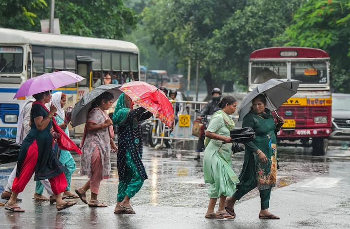 দক্ষিণবঙ্গে দিনভর মেঘলা আকাশ। বজ্রবিদ্যুৎ সহ কয়েক পশলা বৃষ্টির সম্ভাবনা। শুক্রবার পর্যন্ত বিক্ষিপ্তভাবে ভারী বৃষ্টি চলবে দক্ষিণবঙ্গের জেলাগুলিতে।